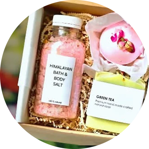 Gift box with Himalayan bath salt, a bath bomb and green tea soap
